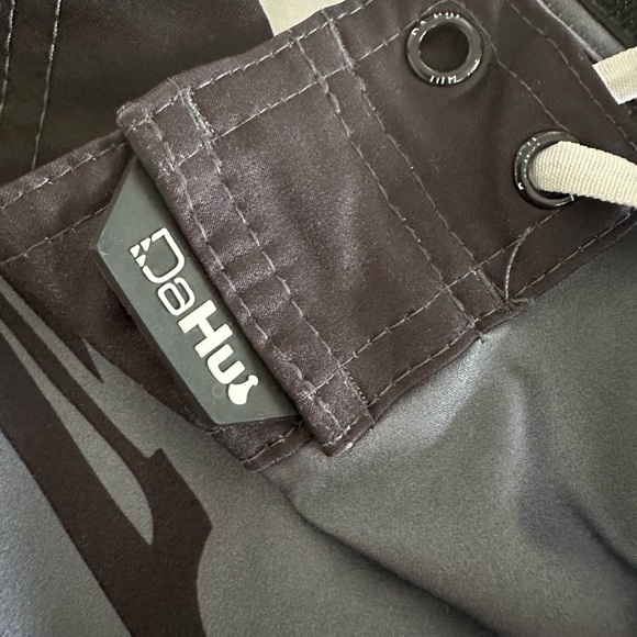 Da Hui mens size 36 board shorts - Picture 3 of 5